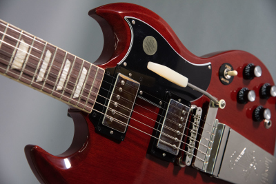 GIBSON SG STANDARD '61 MAESTRO VIBROLA VINTAGE CHERRY