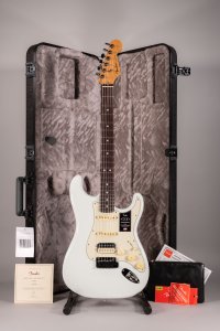 Fender American Ultra Stratocaster HSS Rosewood Fingerboard Sonic Blue