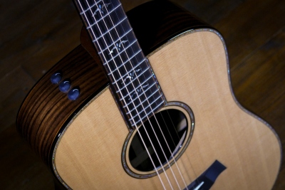 TAYLOR 910E ELECTRO ACOUSTIC GUITAR